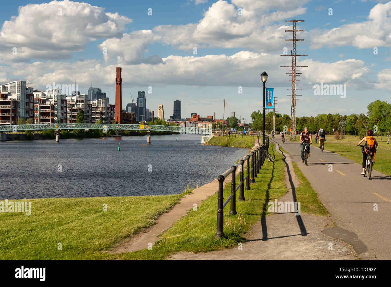 Montreal, CA - 7 Giugno 2019: I ciclisti godendo di una calda e soleggiata giornata di primavera lungo il Lachine Canal. Foto Stock