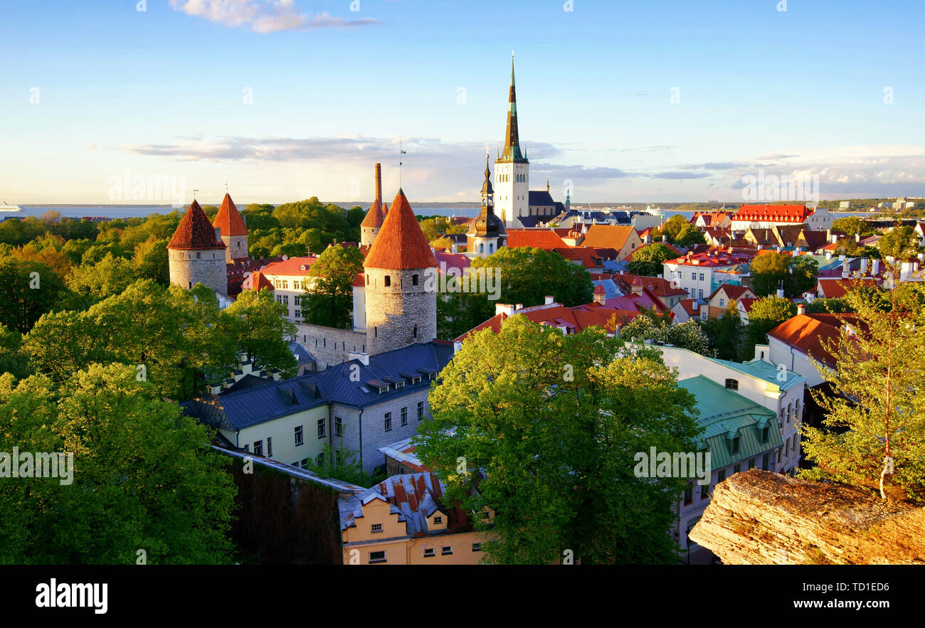 Tallinn è il tramonto. Foto Stock