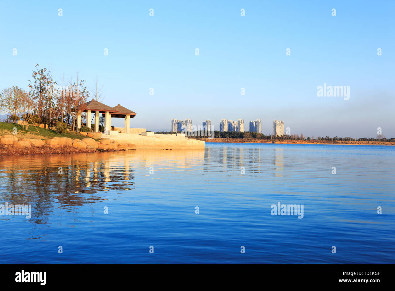 Skyline e lago vicino resort di fotografia b. Foto Stock