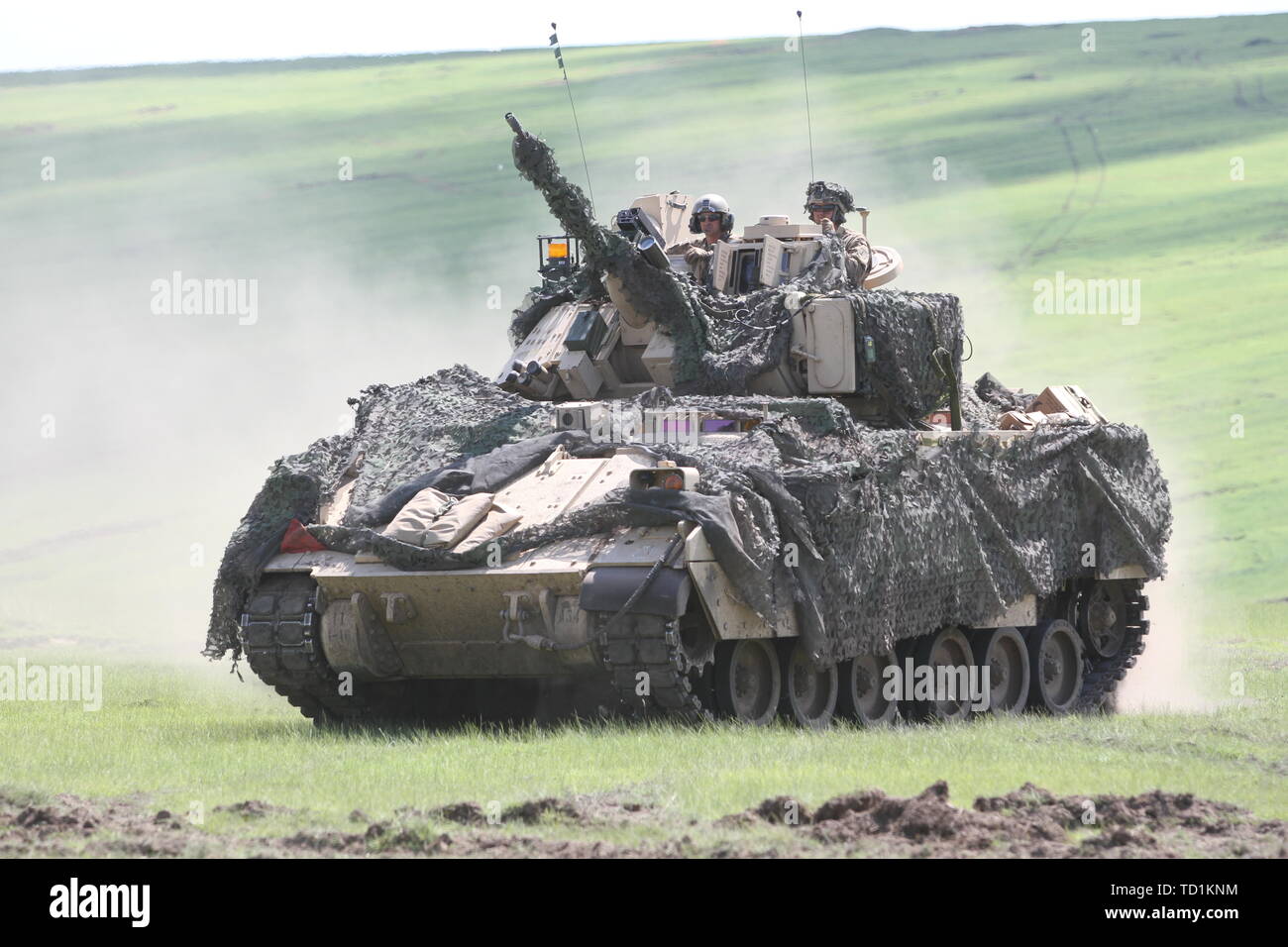 Un combattimento Bradley veicolo assegnato al primo battaglione, sedicesimo Reggimento di Fanteria, 1° Brigata corazzate contro la squadra, 1a divisione di fanteria si prepara per una formazione montata esercizio a Smardan Area Formazione, Romania, 1 giugno 2019. Un combattimento Bradley veicolo e un M1 Abrams serbatoio sono stati accoppiati in una battaglia per vedere chi sarebbe l'ultimo i veicoli fermi. I confini sono stati impostati in modo tale che il team avrebbe potuto manovrare solo entro una certa area. (U.S. Foto dell'esercito da Staff Sgt. Vero Thao) Foto Stock