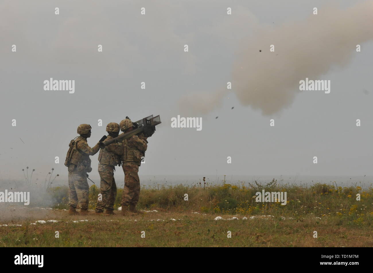 Un Stinger MANPAD equipaggio incendi in un live-fire a corto raggio gamma missile vicino a Shabla, Bulgaria, Jun. 10, 2019 durante l'esercizio Shabla 19. SHABLA 19 è un accordo bilaterale, comune di difesa aerea a fuoco vivo esercizio ospitato dal bulgaro forze armate in Shabla, Bulgaria, da giugno 10-14, 2019. SHABLA 19 è progettato per migliorare la disponibilità e l'interoperabilità tra il bulgaro Air Force, la marina e le Forze terrestri e il decimo esercito aria e la difesa missilistica comando, U.S. Esercito europeo. Foto Stock