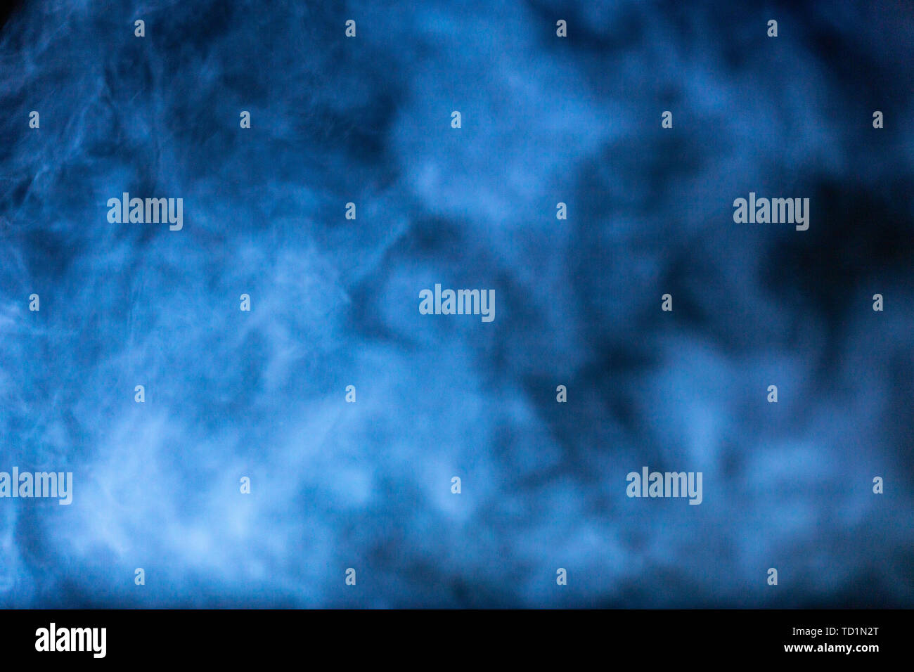 Fumo blu su sfondo nero Foto Stock
