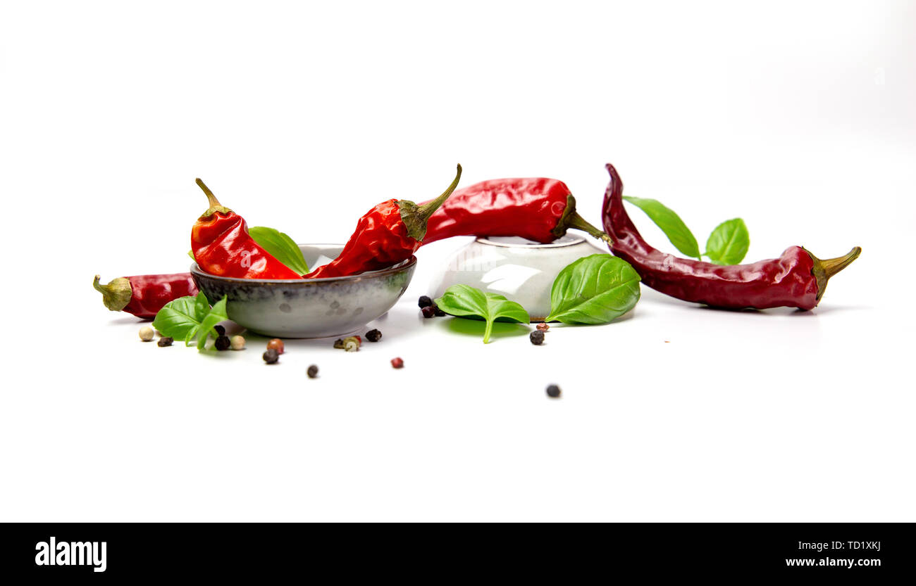 peperoncino e basilico foglie ancora vita isolato su bianco backgroun Foto Stock
