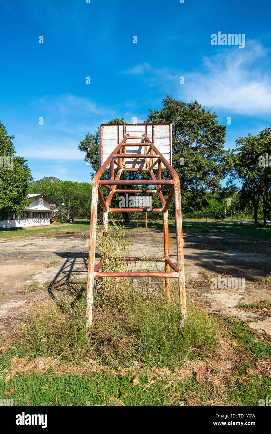 Rustico Basketball hoop nella pubblica arena Foto Stock