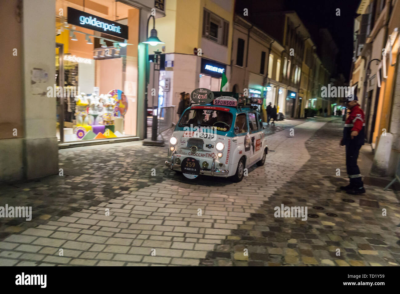 "Sorella Croccantino' Fiat 600 Multipla van, Mille Miglia classic car rally, Piazza del Popolo, Ravenna, Emilia Romagna, Italia Foto Stock