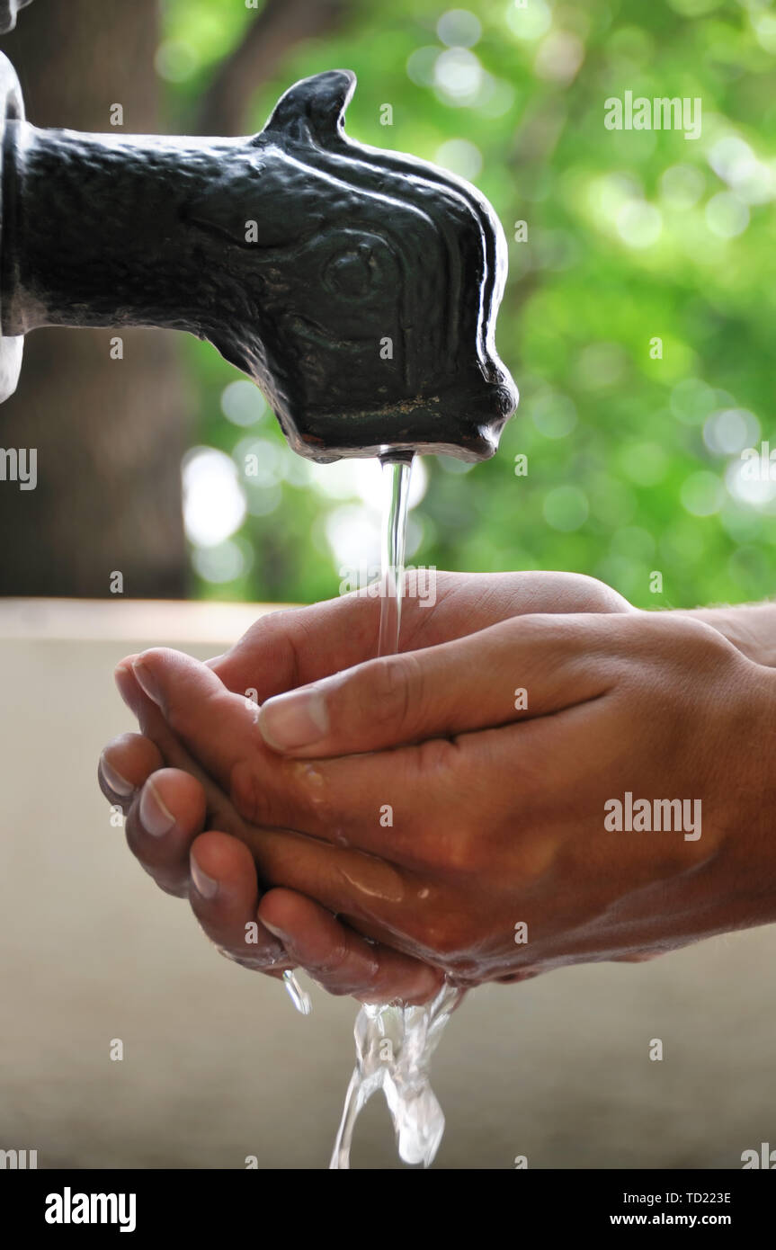 Una fontana con acqua potabile nella città street Foto Stock