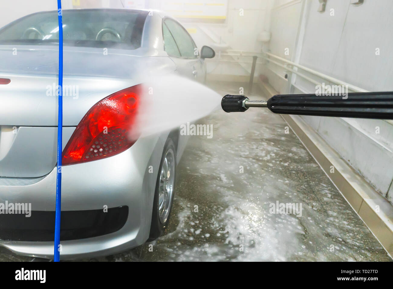 Lavaggio auto manuale Lavaggio veicolo di lusso con pompa di acqua ad alta pressione. Pulizia Automobile self service. acqua schiuma di lavaggio auto off. l uomo lavoratore lavaggi Foto Stock