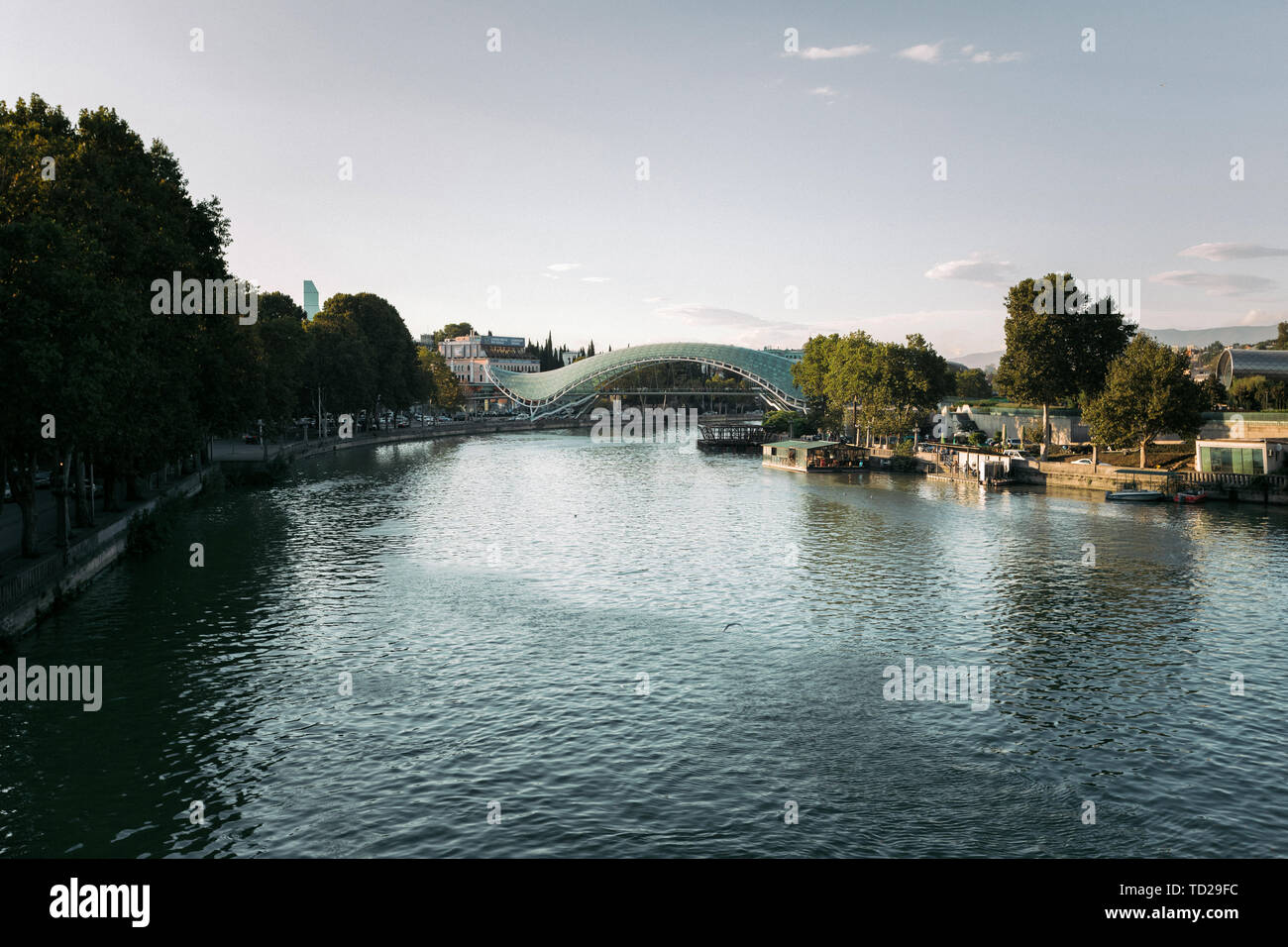 Vista panoramica della città di Tbilisi. Il ponte di pace sul fiume Kura Foto Stock