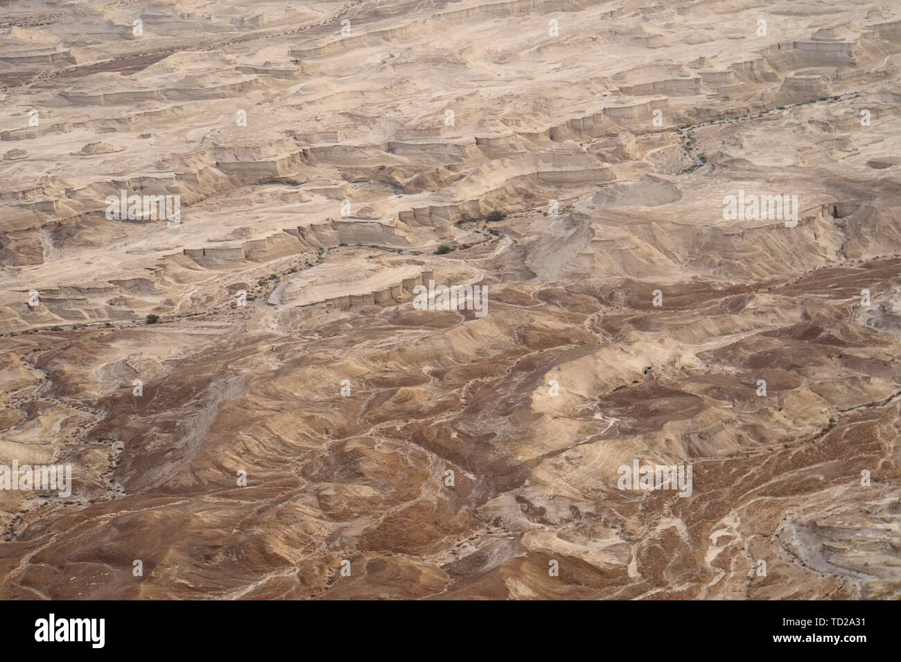 Vista aerea del deserto della Giudea situato sulla riva occidentale del fiume Giordano. Rive deserte del Mar Morto. Lo sfondo del deserto. canyon nel Foto Stock