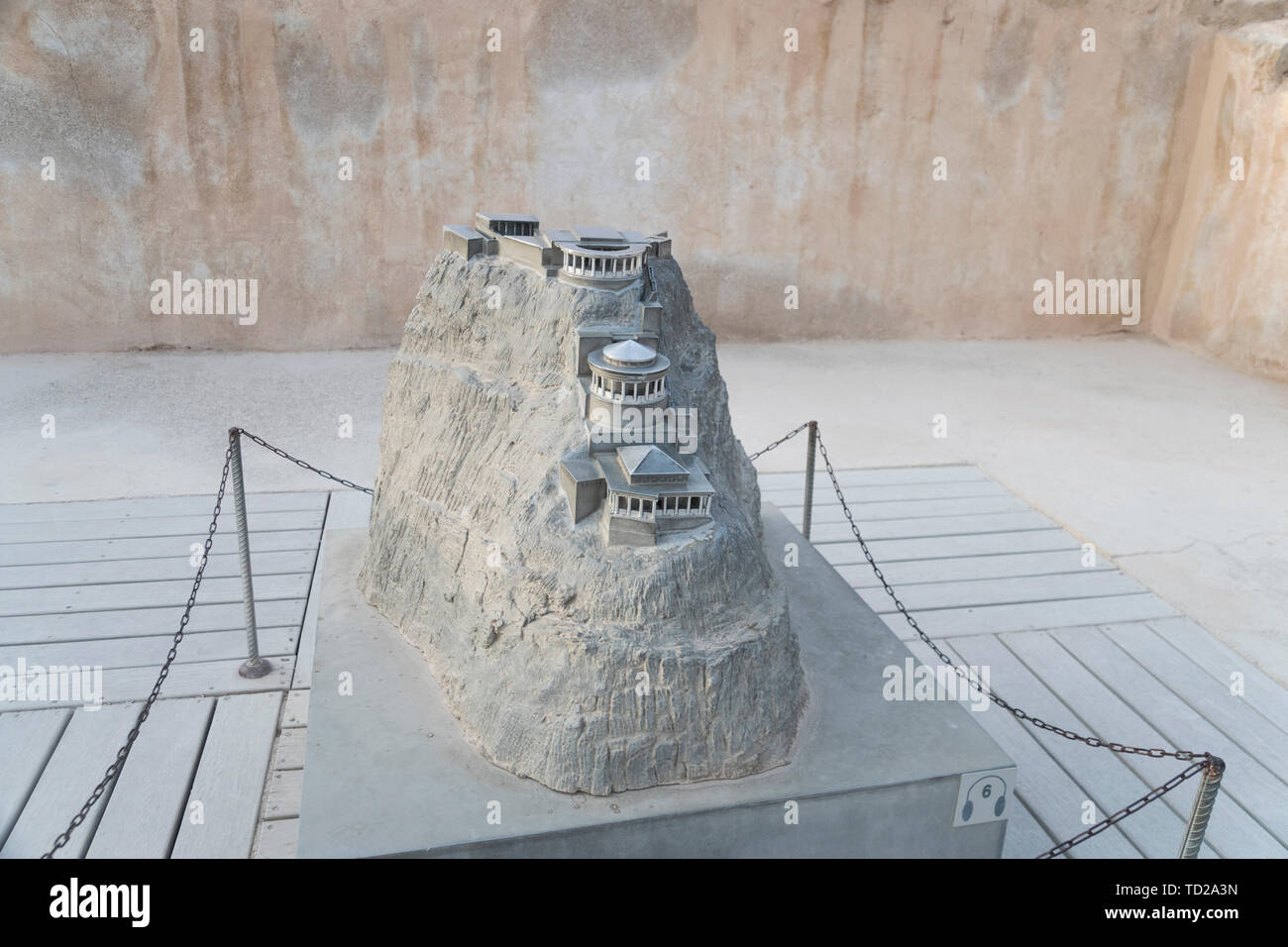 Un modello in miniatura del palazzo estivo del re Erode in fortezza zelot Masada, Israele. Visualizzazione del modello della montagna con il palazzo costruito sulla sua Foto Stock