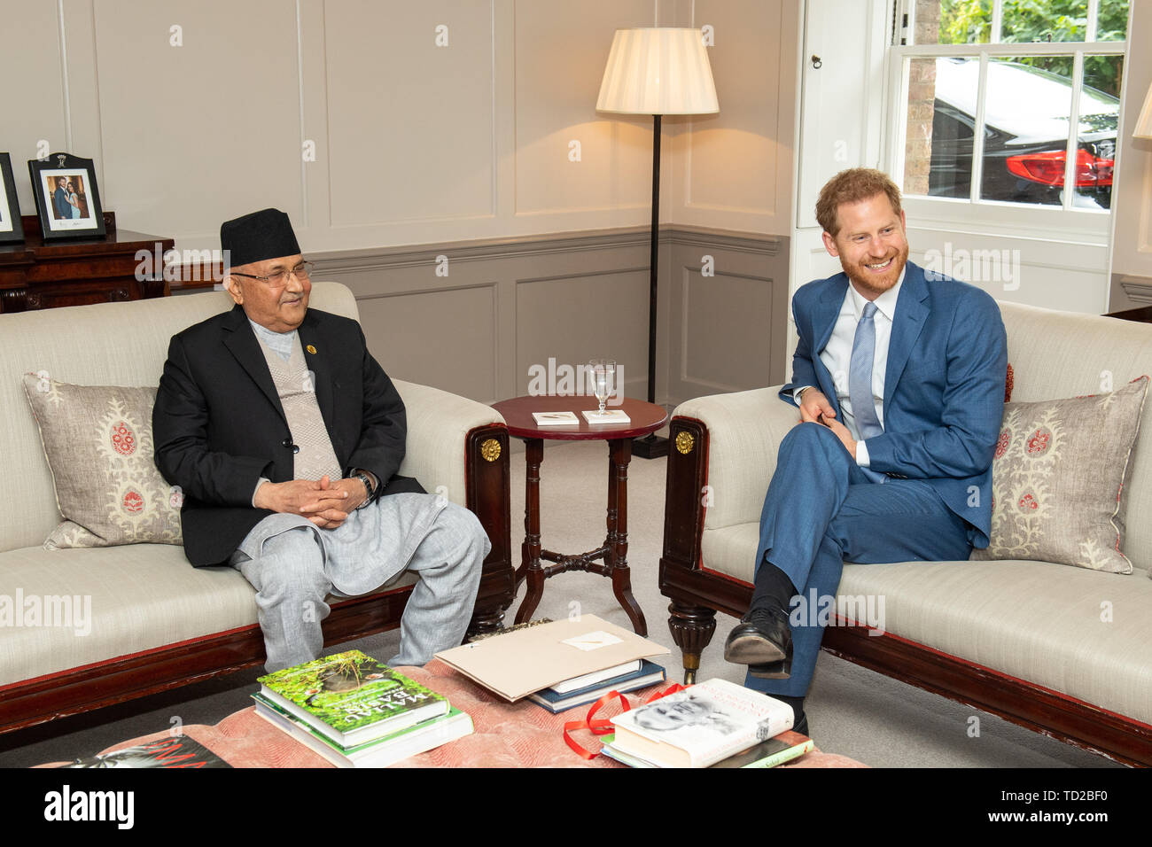 Il Duca di Sussex incontra il primo ministro del Nepal KP Sharma Oli durante una udienza privata al Kensington Palace di Londra. Foto Stock