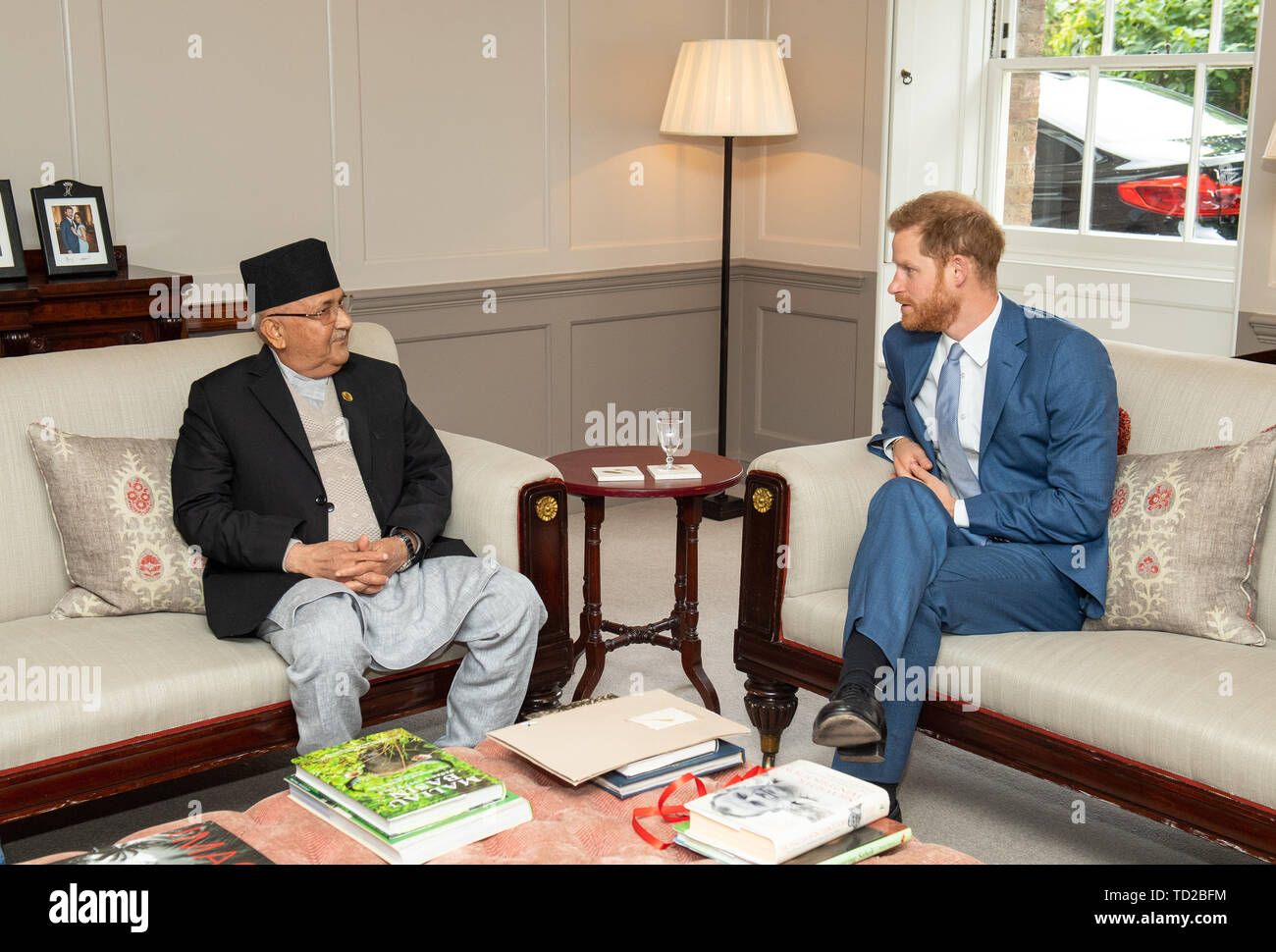 Il Duca di Sussex incontra il primo ministro del Nepal KP Sharma Oli durante una udienza privata al Kensington Palace di Londra. Foto Stock