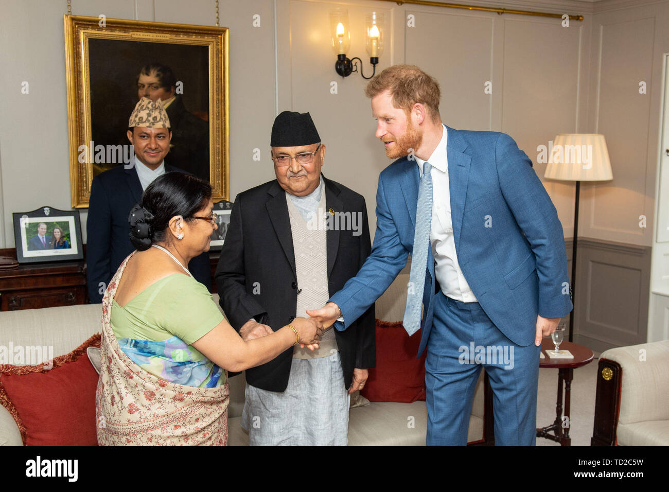 RETRANMITTING correggere la data corretta didascalia sotto il Duca di Sussex incontra il primo ministro del Nepal KP Sharma Oli durante una udienza privata al Kensington Palace di Londra. Foto Stock
