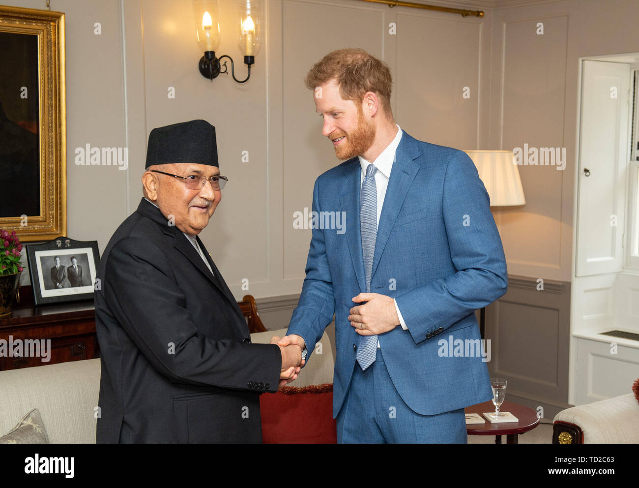 RETRANMITTING correggere la data corretta didascalia sotto il Duca di Sussex incontra il primo ministro del Nepal KP Sharma Oli durante una udienza privata al Kensington Palace di Londra. Foto Stock