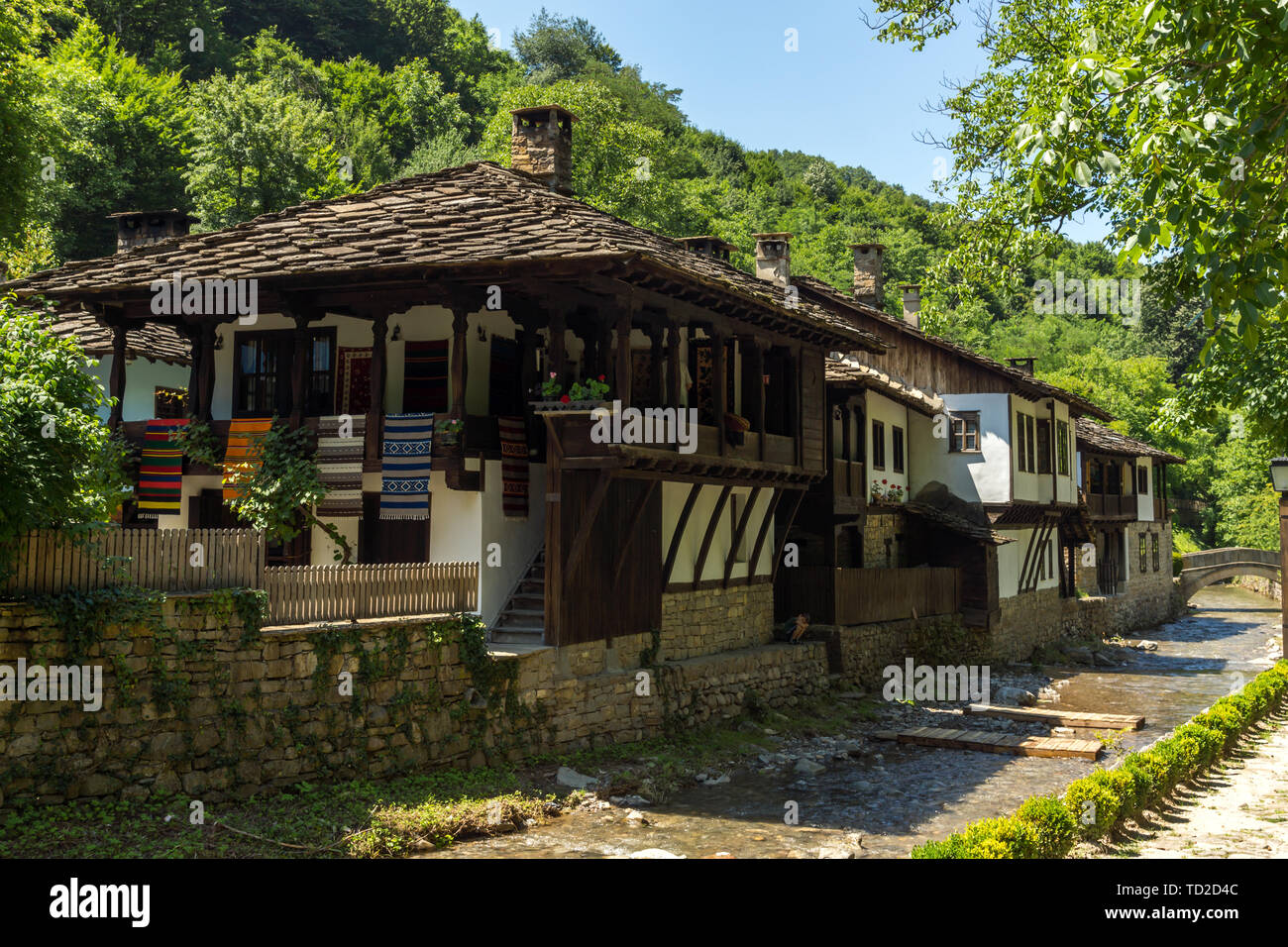 ETAR, Gabrovo, BULGARIA- Luglio 6, 2018: Vecchia casa nel villaggio di etno (Etar Etara) vicino alla città di Gabrovo, Bulgaria Foto Stock