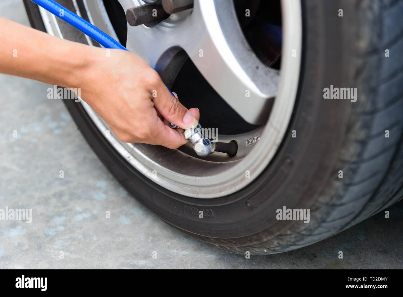 Gonfiare i pneumatici e controllare la pressione dei pneumatici Foto Stock