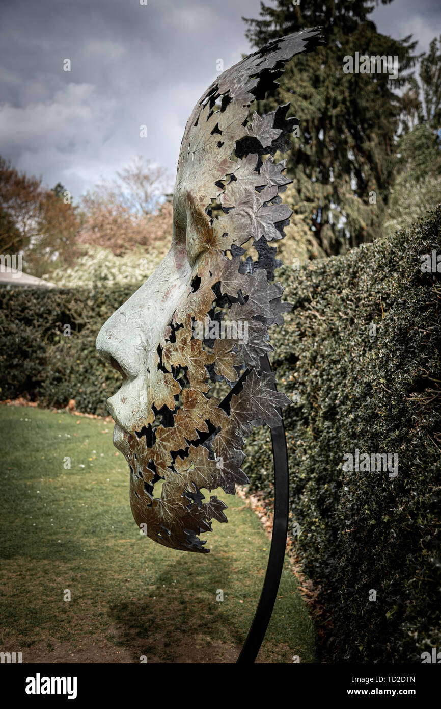 Spirito di foglia, una scultura in bronzo di Simon, spinotto è installato in modo permanente a Kew Gardens, Londra. Foto Stock