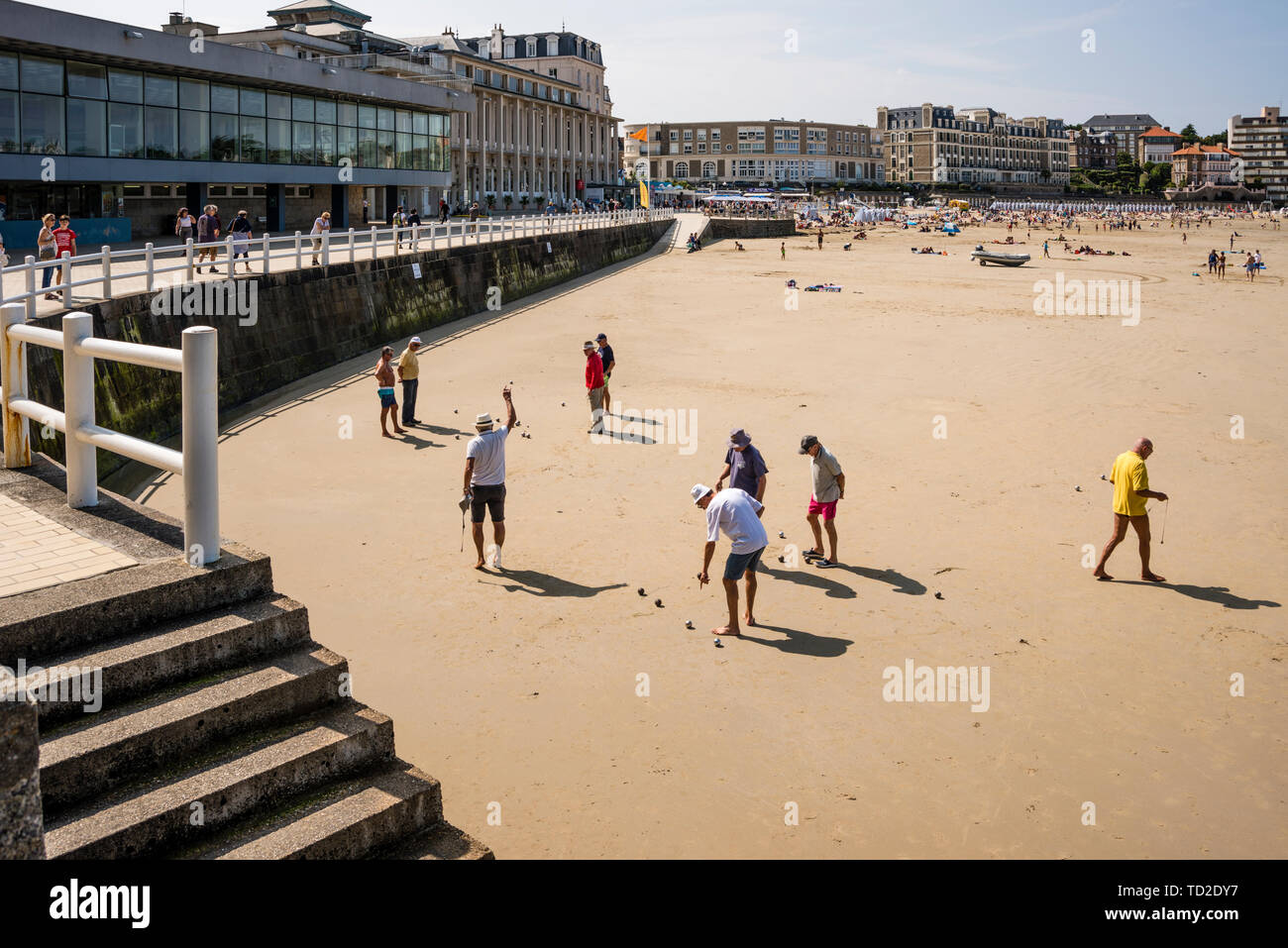 La mezza età uomini giocando a bocce (boules) sulla spiaggia, Plage de l'Ecluse, Dinard, Brittany, Francia Foto Stock