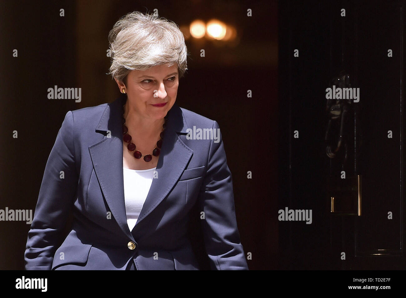 Il primo ministro Theresa Maggio lascia 10 Downing Street, London benvenuto al Primo ministro nepalese KP Sharma Oli. Foto Stock