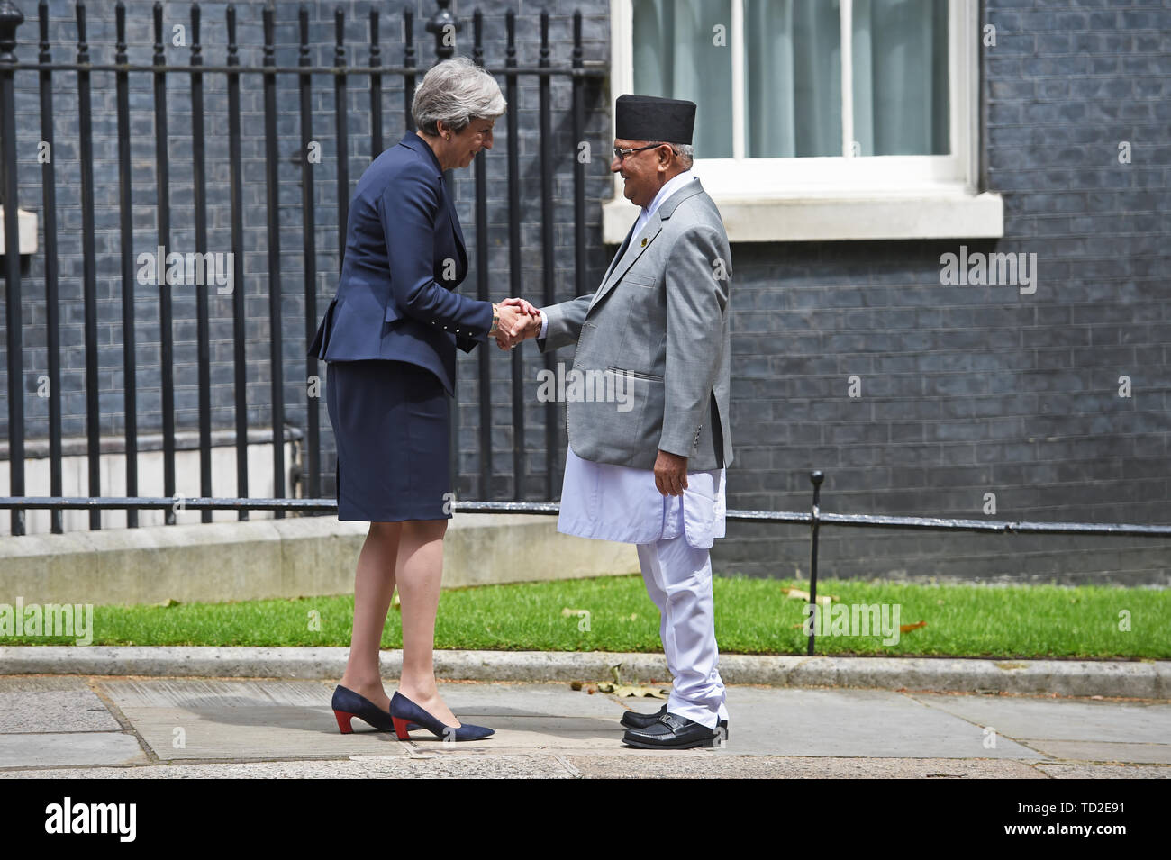 Il primo ministro Theresa Maggio accoglie primo ministro nepalese KP Sharma Oli al di fuori 10 Downing Street, Londra. Foto Stock