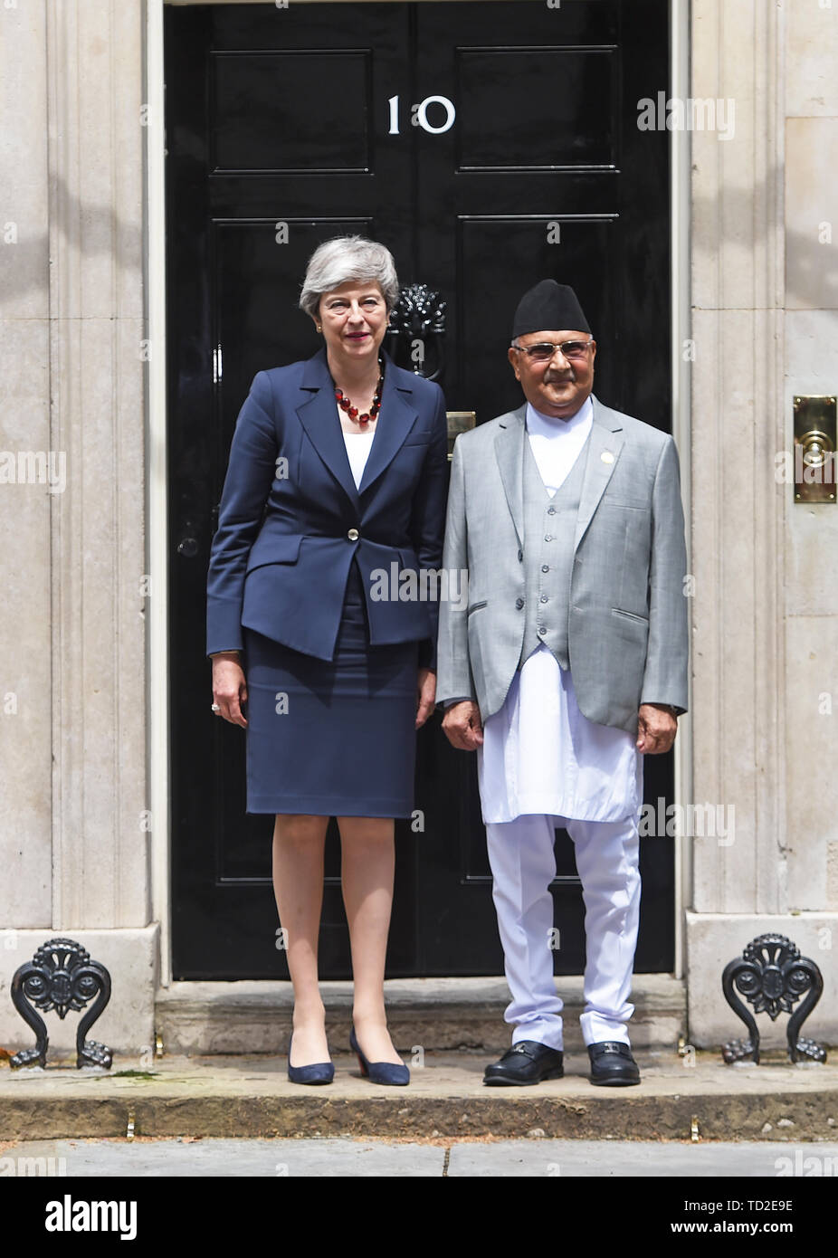 Il primo ministro Theresa Maggio accoglie primo ministro nepalese KP Sharma Oli al di fuori 10 Downing Street, Londra. Foto Stock