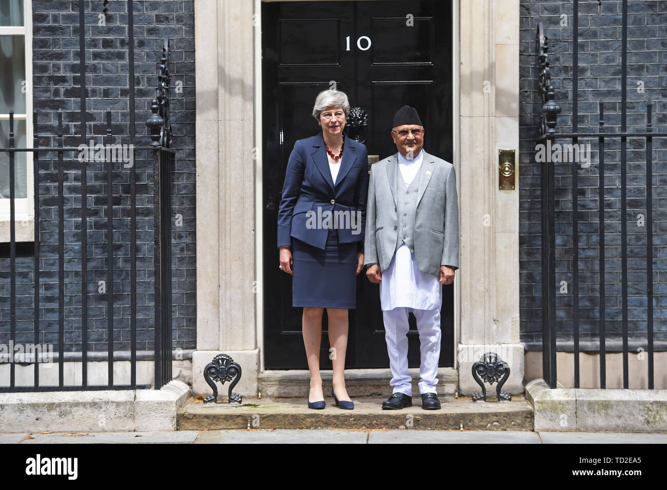 Il primo ministro Theresa Maggio accoglie primo ministro nepalese KP Sharma Oli al di fuori 10 Downing Street, Londra. Foto Stock