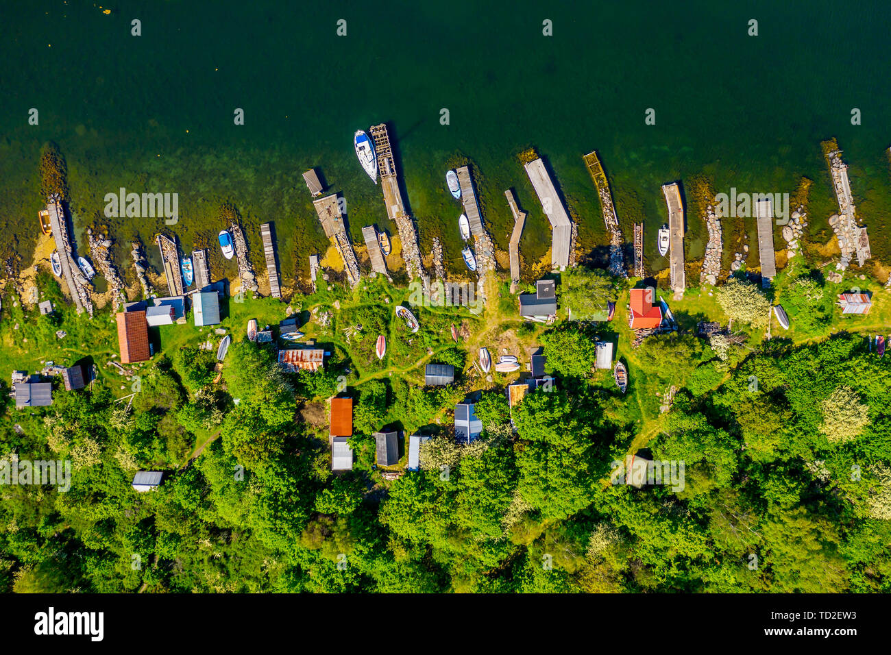 Direttamente verso il basso aerial del paesaggio pieno di piccoli pontili, capannoni e barche. Ubicazione Hasslo isola nell'arcipelago di Blekinge, Svezia. Foto Stock