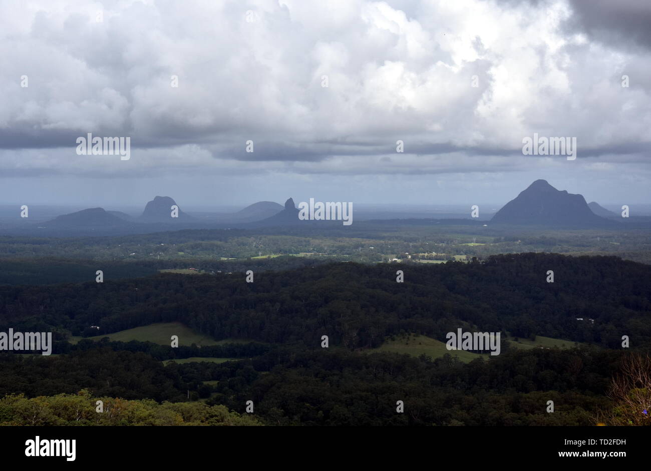 Vista panoramica della casa di vetro Mountains National Park sulla Sunshine Coast (Queensland, Australia). La Glasshouse Mountains si stagliano nel dopo Foto Stock