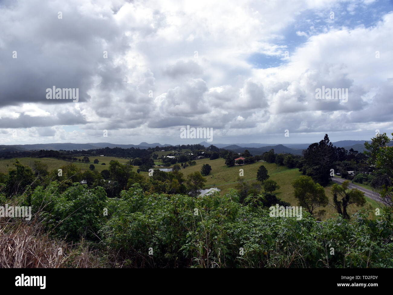 Ampio panorama sulla campagna sulla Sunshine Coast entroterra. Colline erbose in background. Vista dal parco Kanyana su di una giornata nuvolosa (Queensland, Au Foto Stock