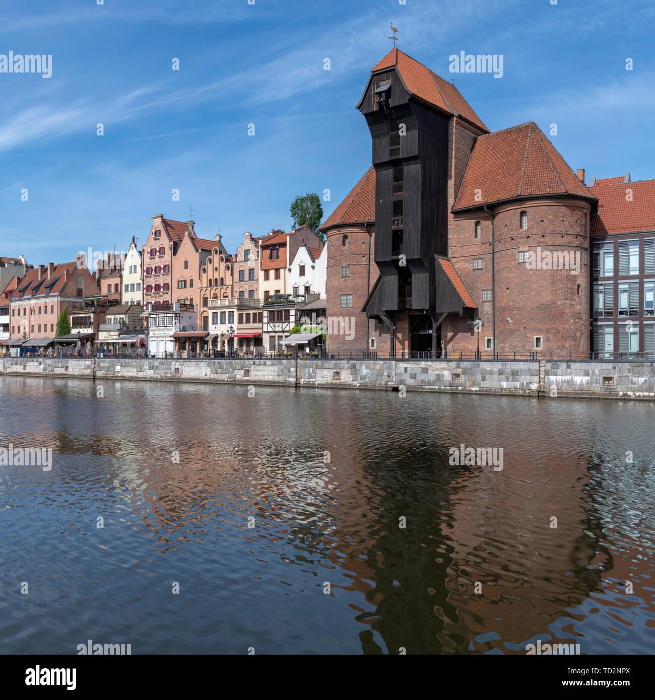 Iconico waterfront di Danzica. Il gigantesco edificio nel centro è la gru, risalente al XIV s. Ora parte del museo marittimo. Foto Stock