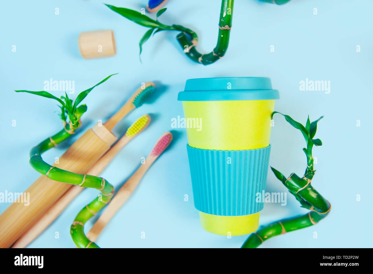 Rifiuti Zero concetto. Elegante eco riutilizzabile con tazza di caffè verde e foglie di bambù. Foto Stock