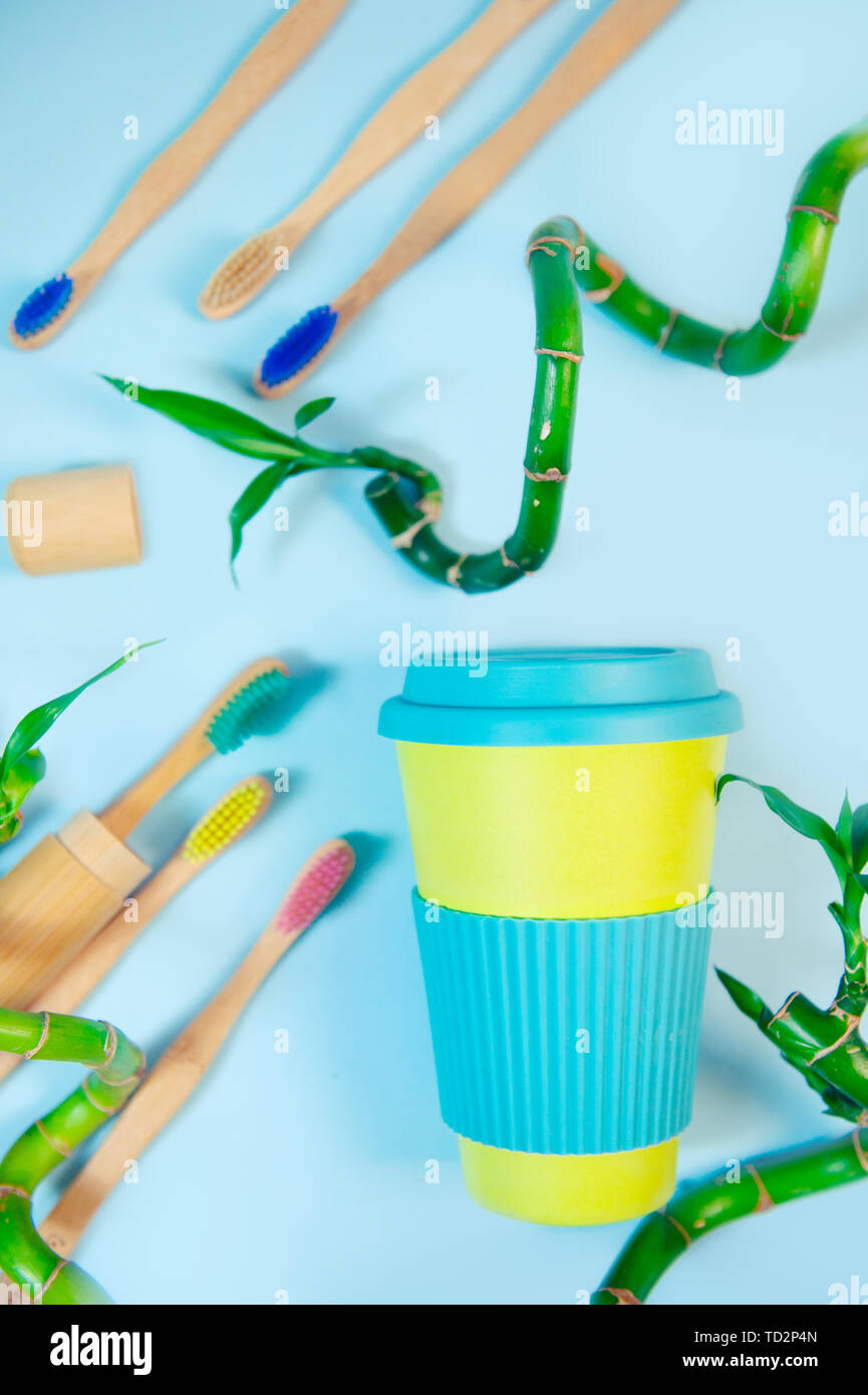 Rifiuti Zero concetto. Elegante eco riutilizzabile con tazza di caffè verde e foglie di bambù. Foto Stock