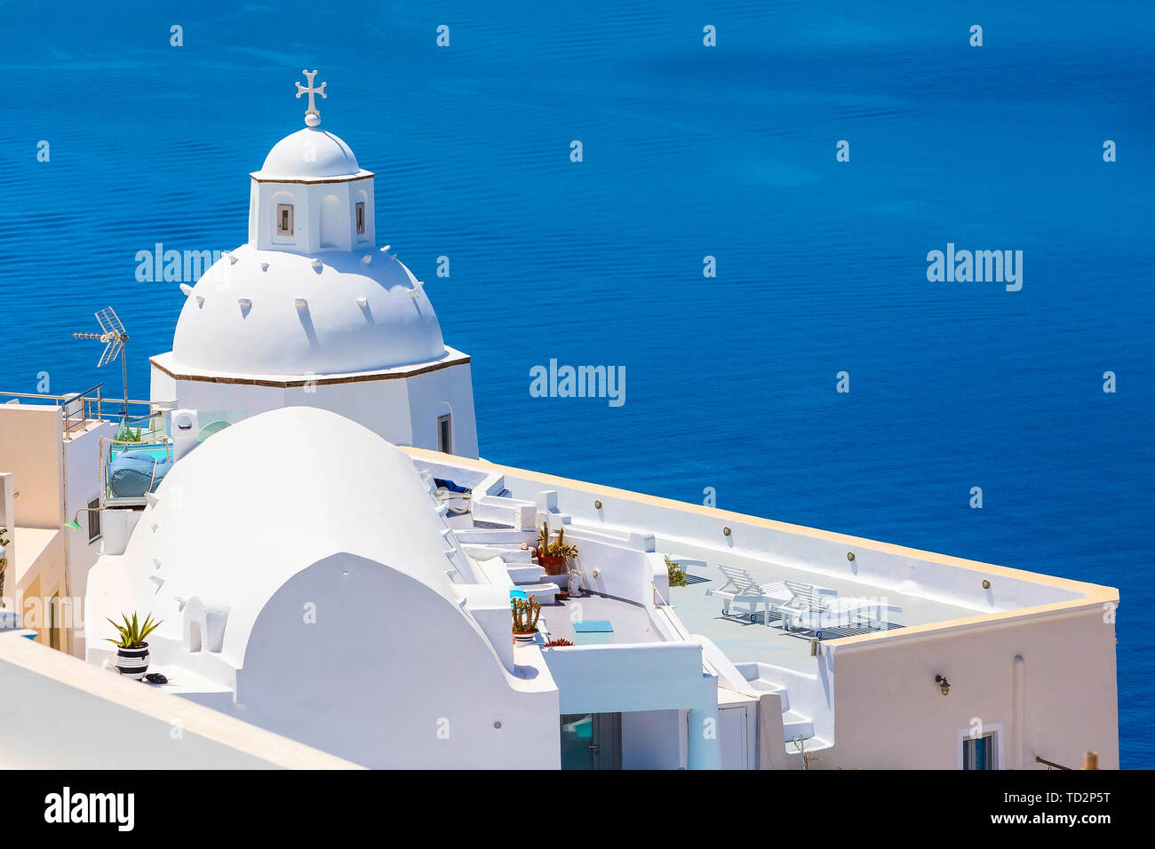 Santorini, Grecia iconico vista di case bianche, chiesa dome, caldera panorama del mare Foto Stock