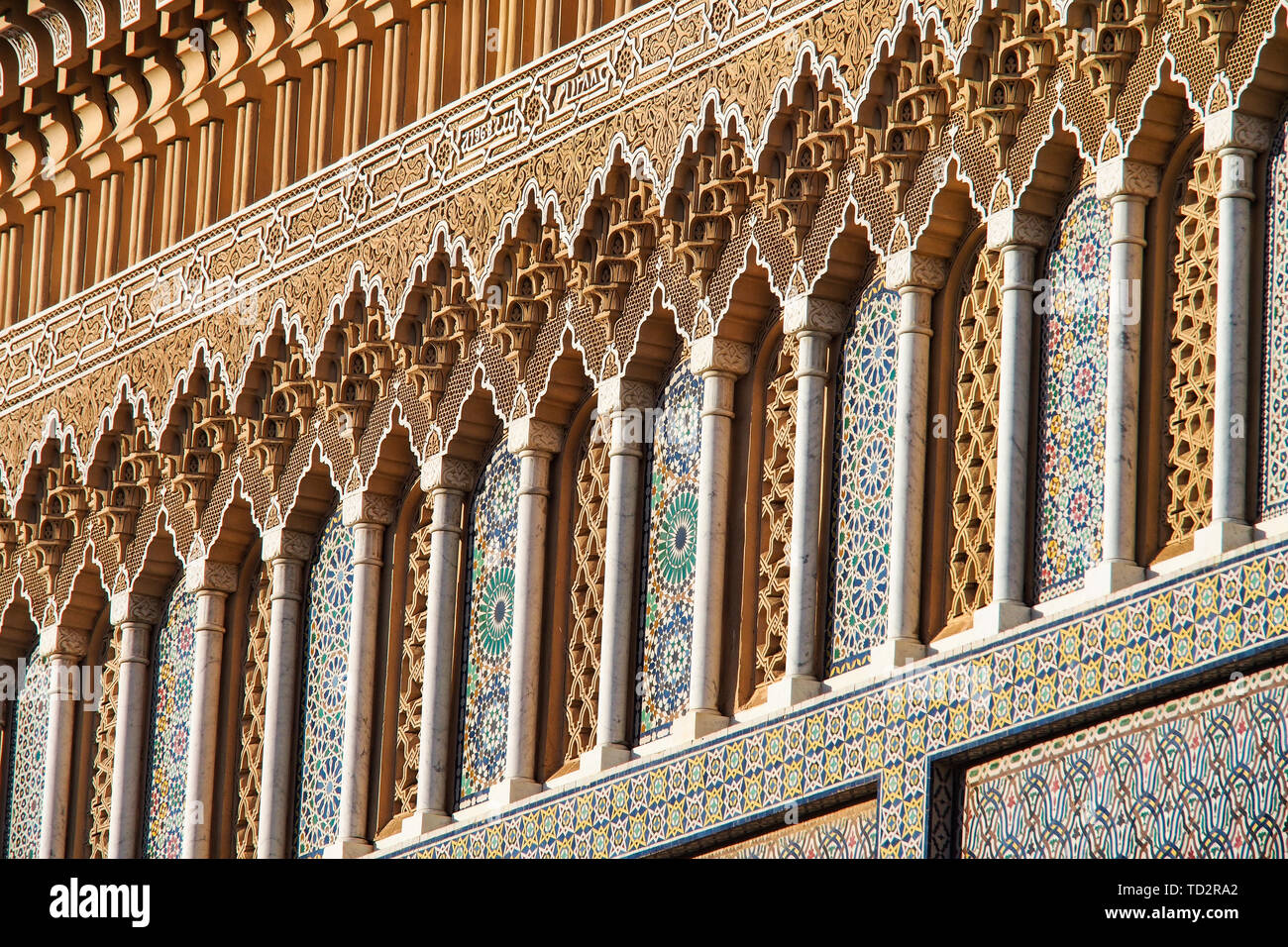 Dar El Makhzen Royal Palace da Place des Alaouites con porte in ottone in Fes el Jadid Marocco Foto Stock
