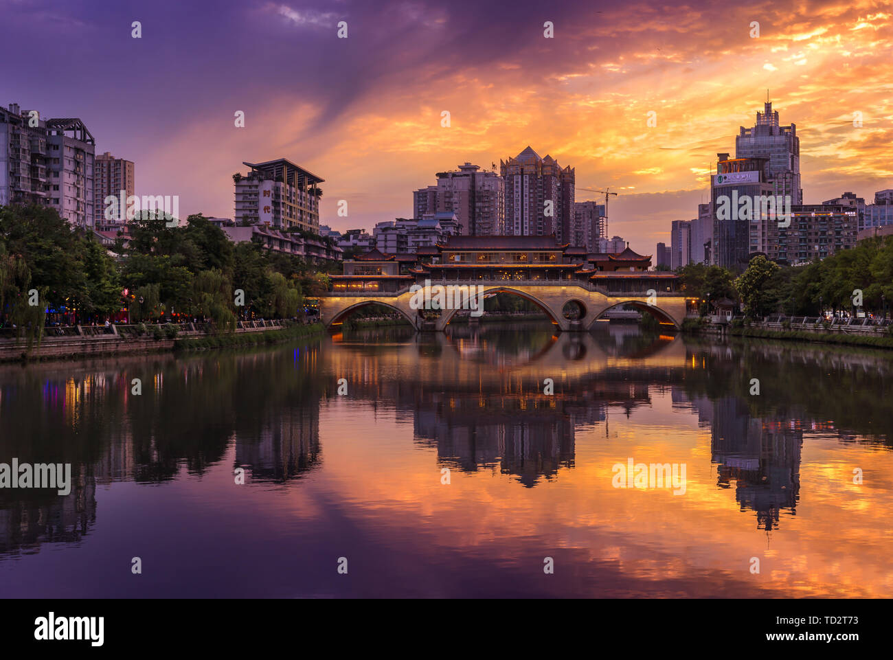 Chengdu Jinjiang Jiueyqiao ponte coperto tramonto Foto Stock