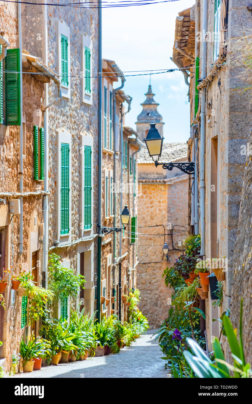 Strada di Valldemossa vecchio villaggio mediterraneo, il punto di riferimento di Maiorca, Spagna isola Foto Stock
