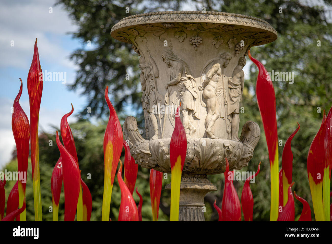 Pennelli di Dale Chihuly sono parte di una scultura in vetro presentano in Kew Gardens. Foto Stock