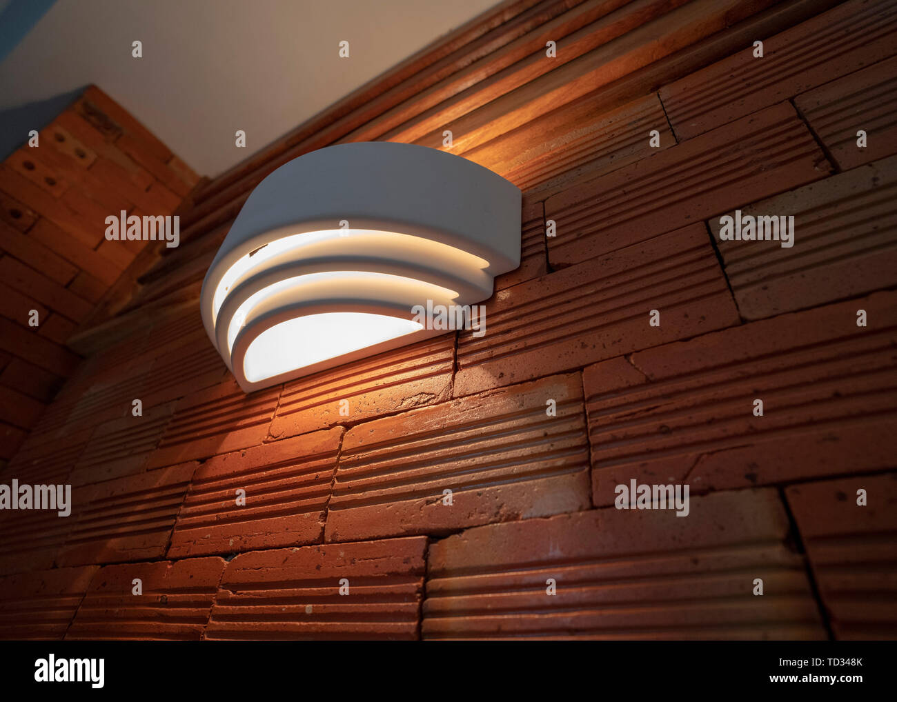 Semicircolari di lampada da parete a parete. Foto Stock