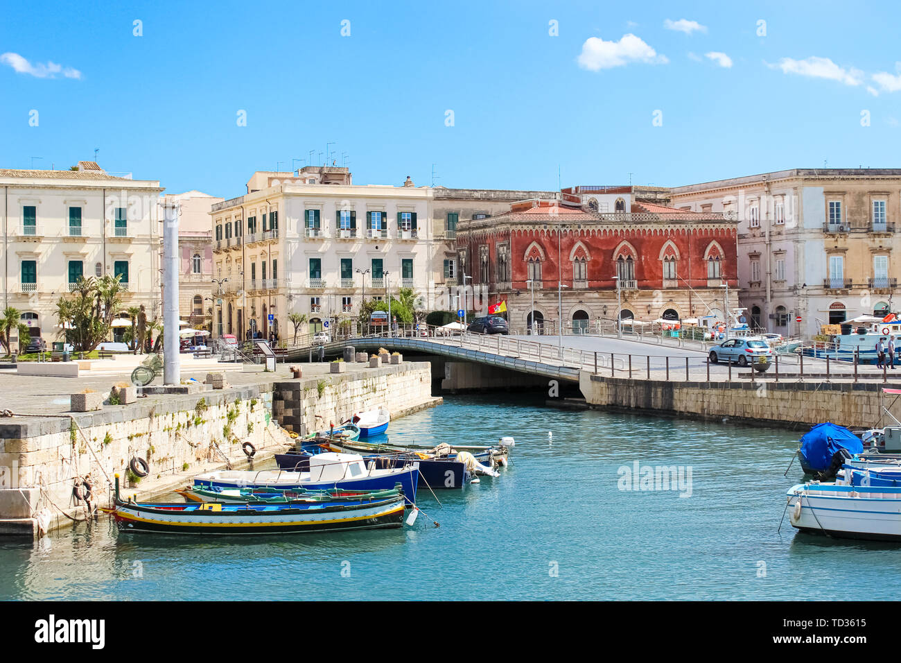 Siracusa, Sicilia, Italia - 10 Apr 2019: Bellissimo piccolo porto e le barche tra la città di Siracusa e Ortigia isola catturata in una giornata di sole. Una popolare destinazione turistica. Foto Stock