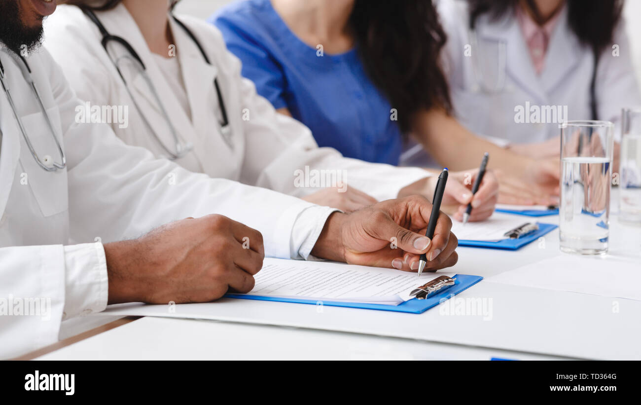 L'istruzione medica. I medici la scrittura di note a una conferenza Foto Stock