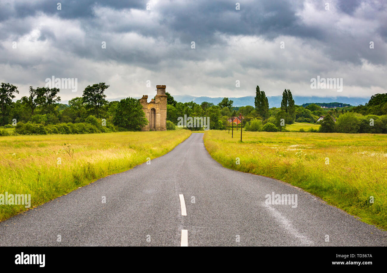 Il Malvern Hills con Robert Adams Dunstall Castello follia a Dunstall comune in Worcestershire, Inghilterra Foto Stock