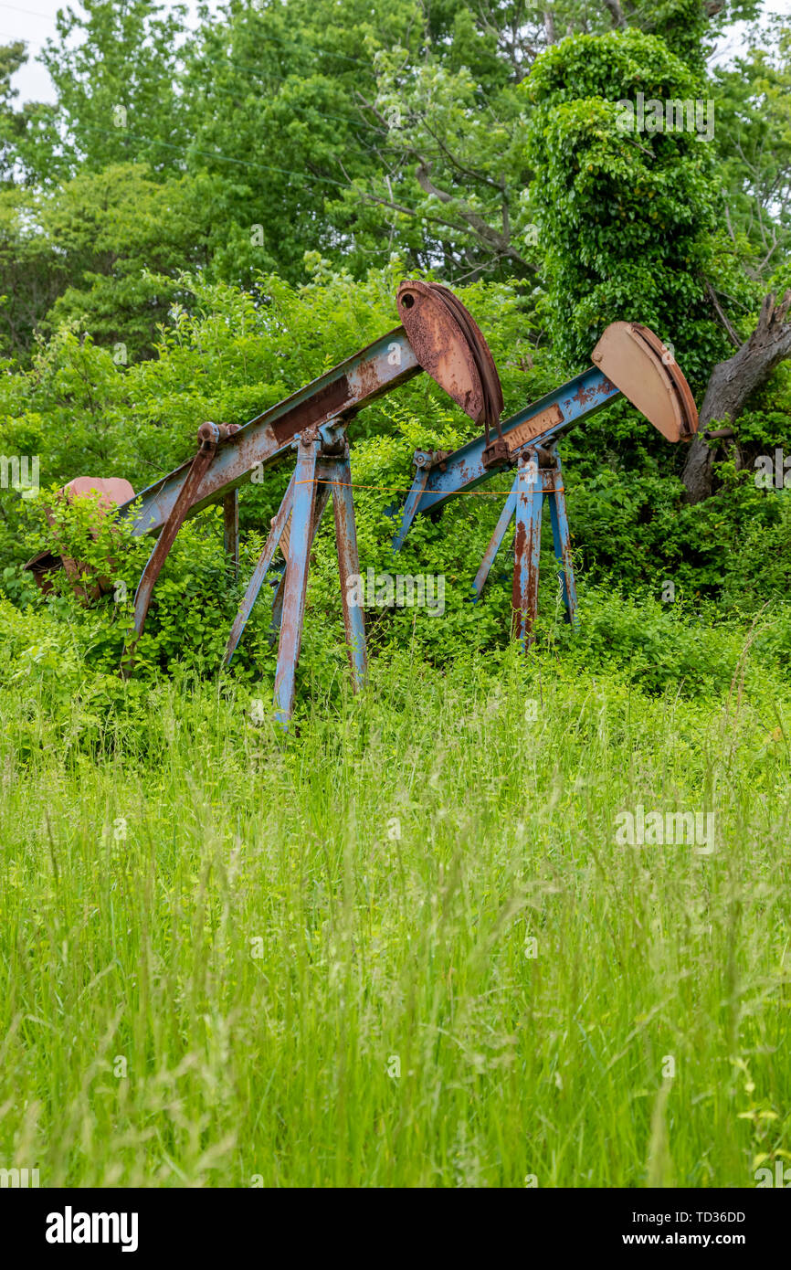 Mt Vernon, Illinois - Vecchio, arrugginimento pumpjacks nell'Illinois bacino di produzione di olio di area che include la Southern Illinois, Western Kentucky e western Foto Stock