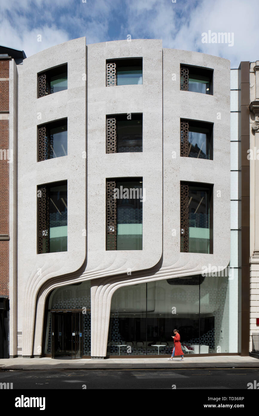 Ampia vista in elevazione della facciata anteriore. Qatar Airways La sede centrale di Londra, Regno Unito. Architetto: PLP architettura, 2019. Foto Stock