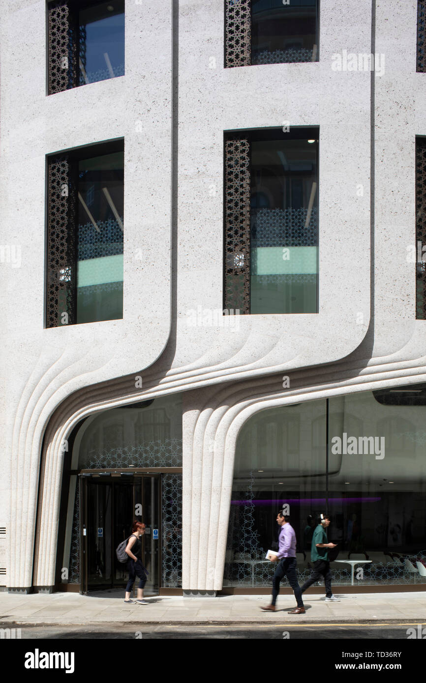 Vista in dettaglio di entrata. Qatar Airways La sede centrale di Londra, Regno Unito. Architetto: PLP architettura, 2019. Foto Stock