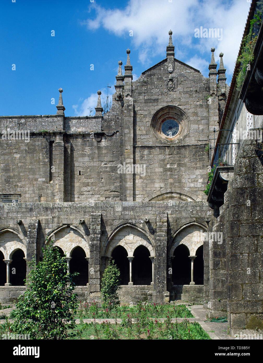 Spagna Galizia, nella provincia di Pontevedra, Tui. Cattedrale di Saint Mary. La sua costruzione iniziò nel XII secolo. Vista parziale del chiostro medievale, Cistercense di stile gotico del XIII secolo. Ristrutturato nel XV secolo. Foto Stock