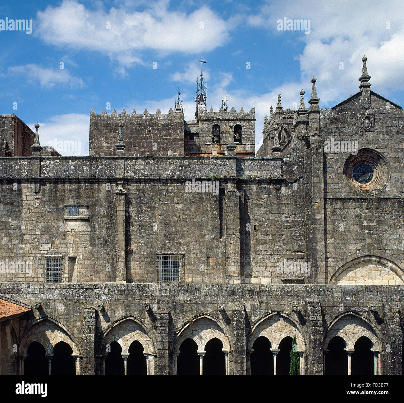 Spagna Galizia, nella provincia di Pontevedra, Tui. Cattedrale di Saint Mary. La sua costruzione iniziò nel XII secolo. Chiostro medievale, Cistercense di stile gotico del XIII secolo. Vista dalla Torre Soutomaior. Ristrutturato nel XV secolo. Foto Stock