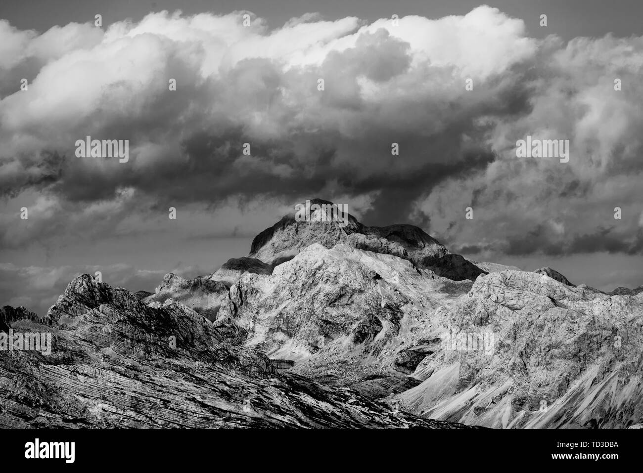 Drammatica vista sull'alto picco alpino Triglav nelle Alpi Giulie, Slovenia. Foto in bianco e nero Foto Stock