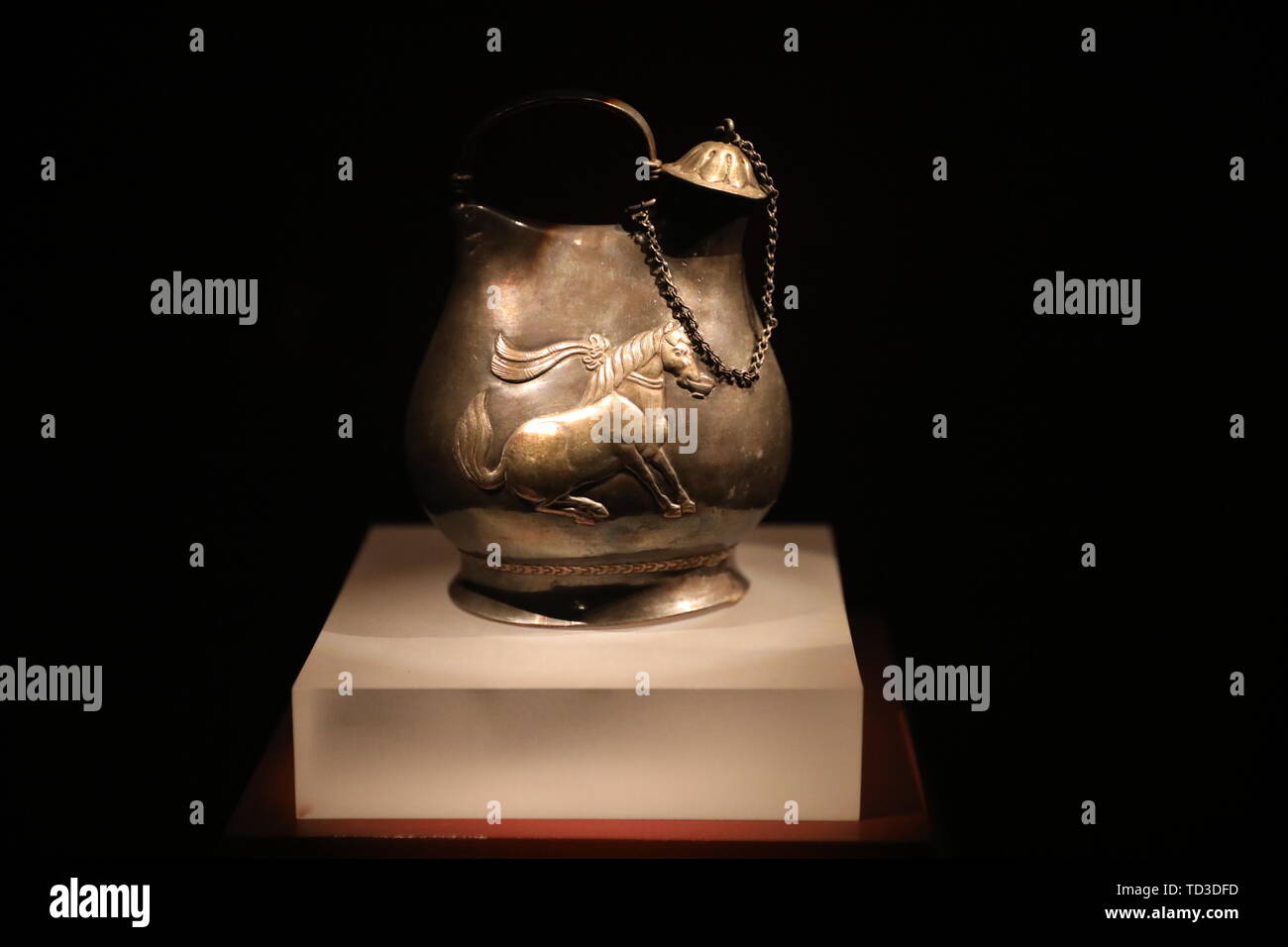 Il Museo Storico di Shaanxi tesoro nazionale: dorato cavallo danza armatura silver cup pot Foto Stock