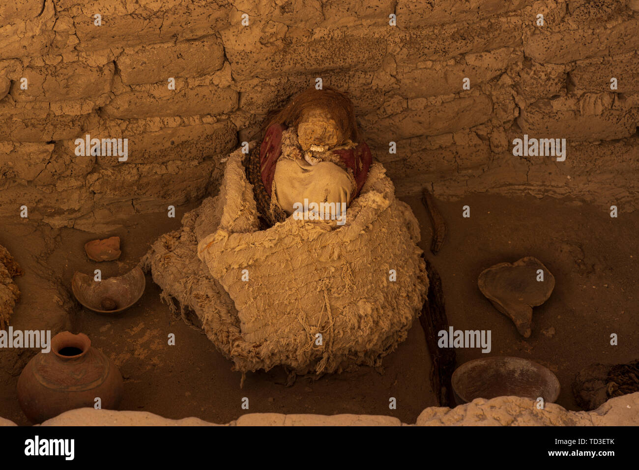 Mummificato rimane nel cimitero di Chauchilla, Ica Chincha luogo di sepoltura e tombe vicine a Nazca, Perù, Sud America Foto Stock