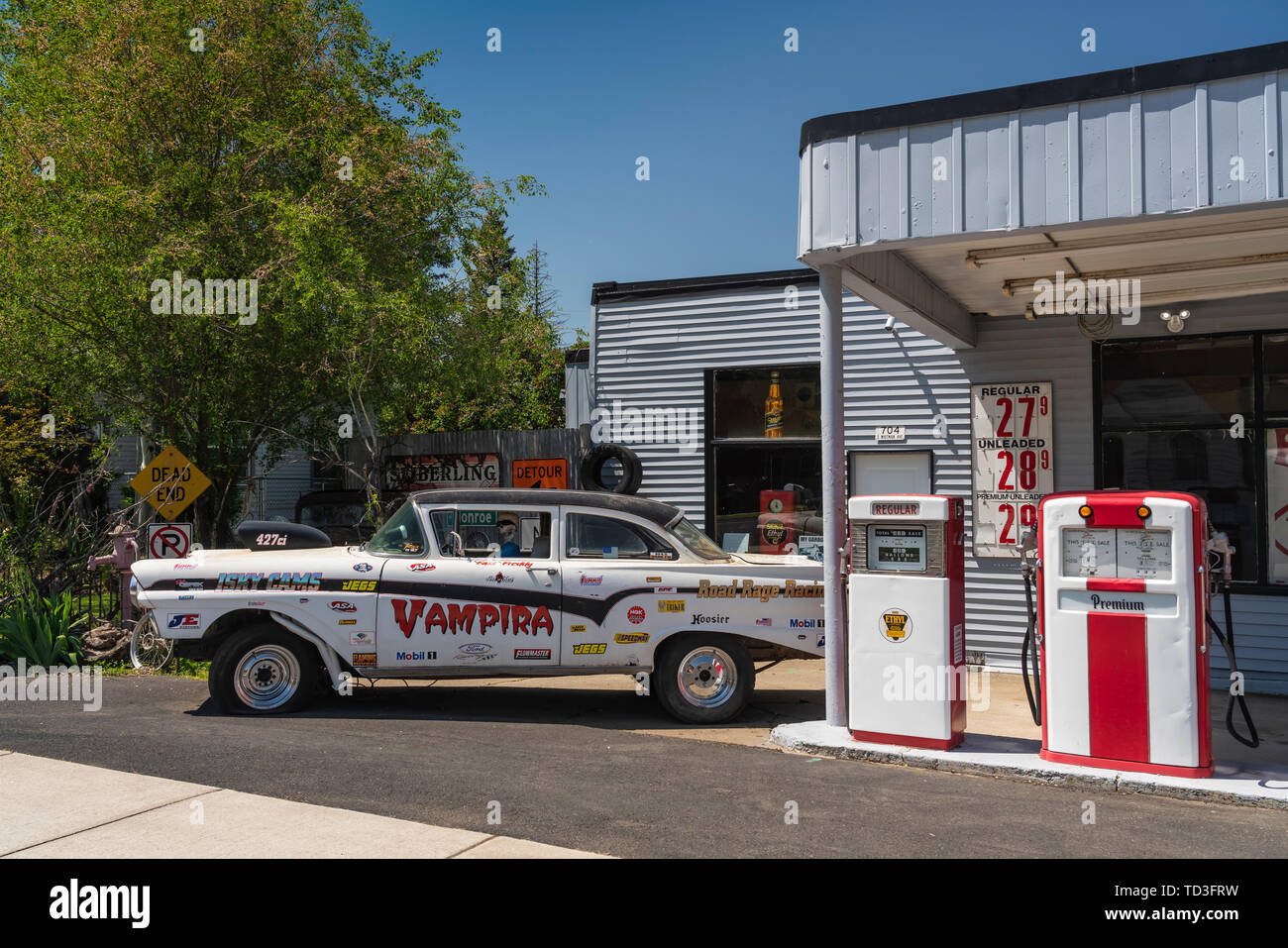 Un rustico storico e garage auto a Rosalia, Palouse, Washington, Stati Uniti d'America. Foto Stock
